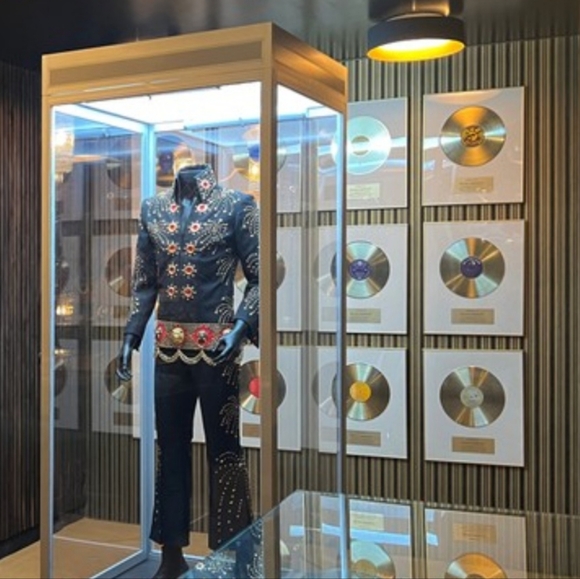 Elvis Prop Gold Record Framed!! - Picture 1 of 5